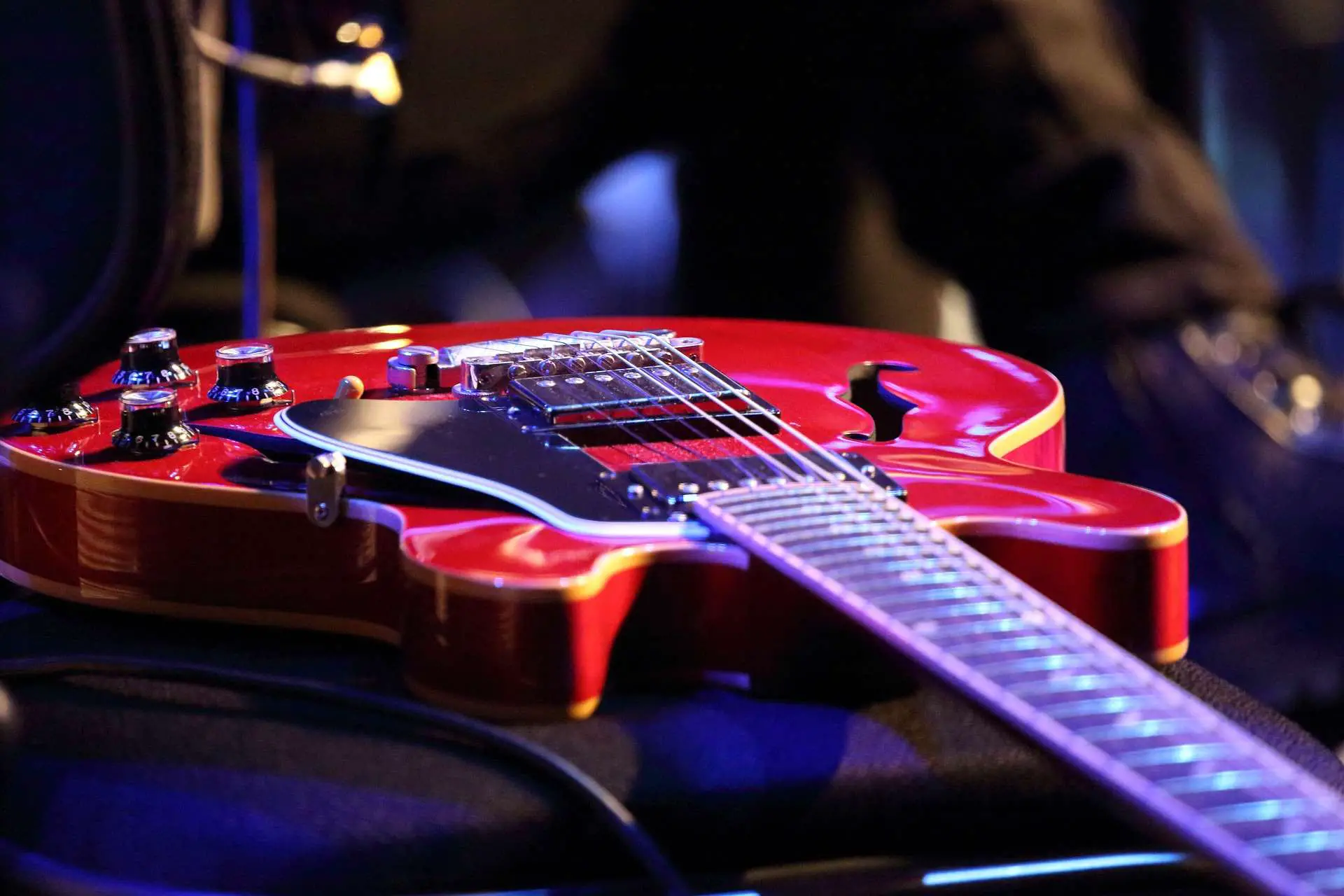 red semi hollow guitar 