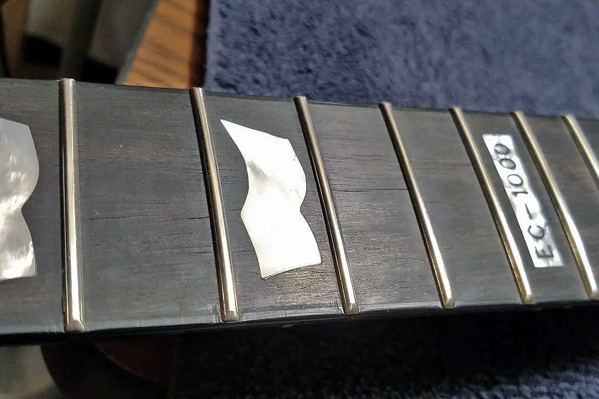 Effects of Low & High Humidity on Electric Guitars, fingerboard cracks, cracked fretboard