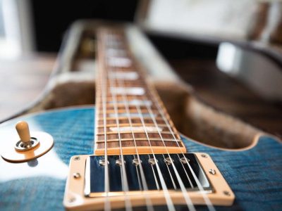 why do my guitar strings rattle rene asmussen blue gibson les paul