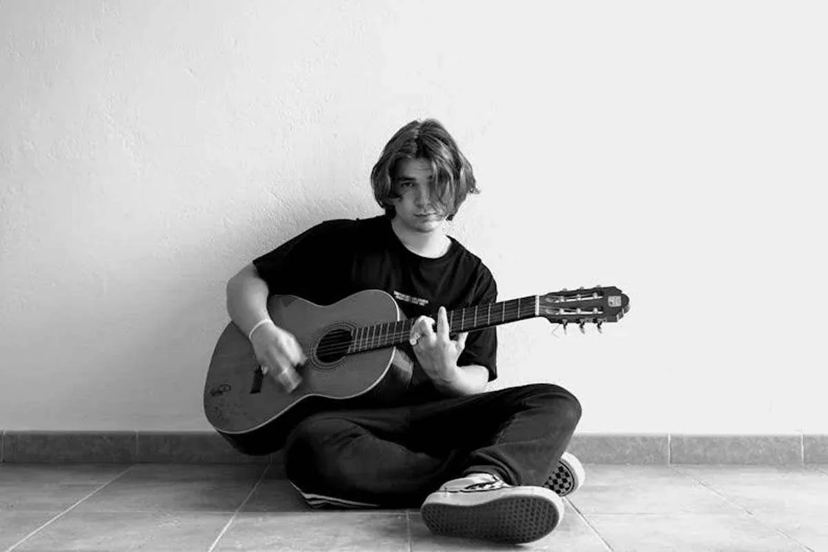 natural minor guitar scale, how to play, different types of minor scales