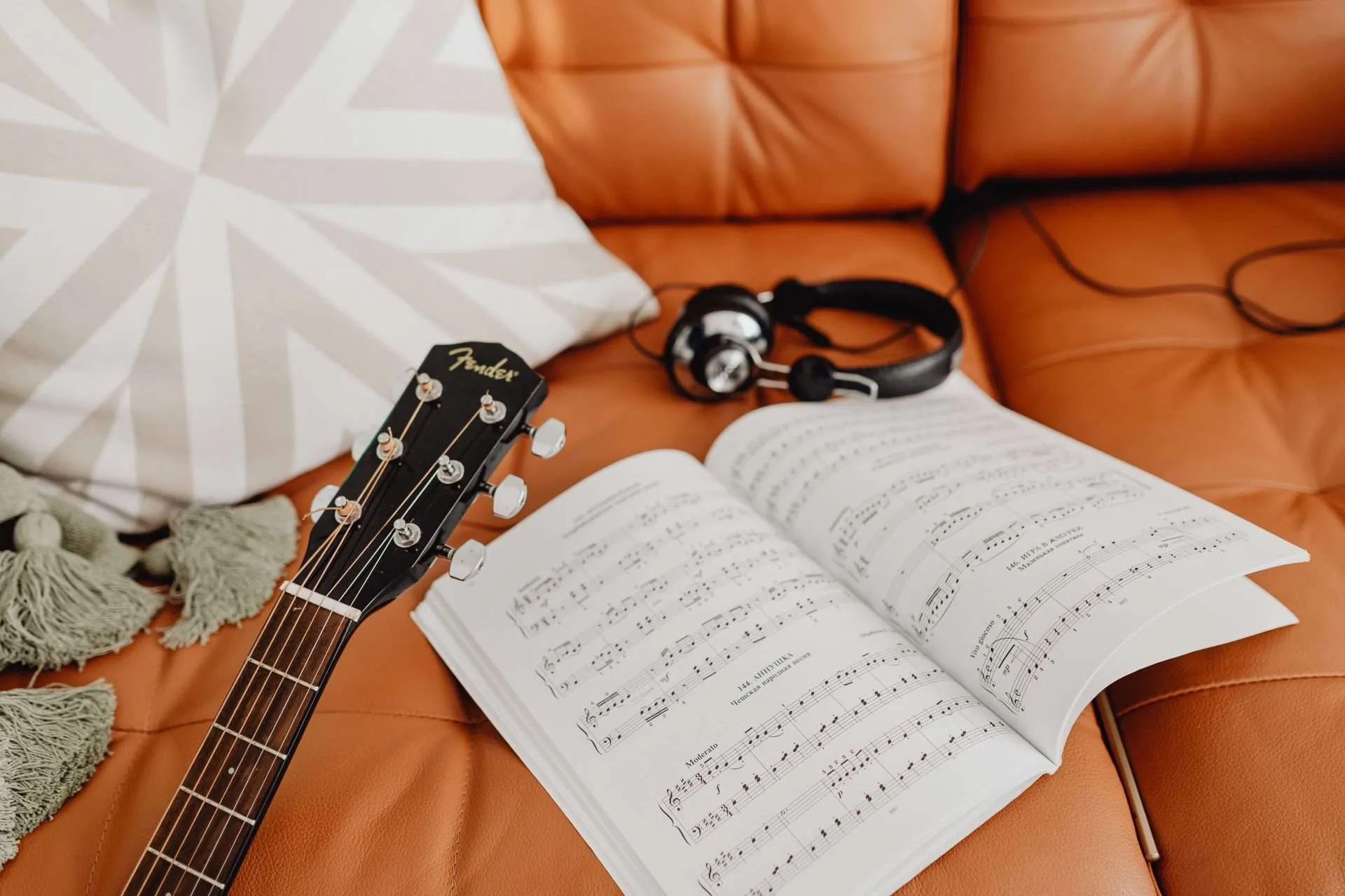 minor pentatonic scale, root note, c d e f g a b c, 6th string, half step
