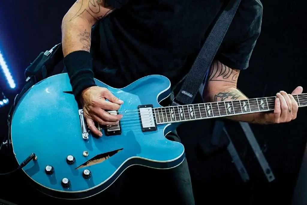 what guitar does dave grohl play, nirvana, foo fighters, fender, gibson trini lopez