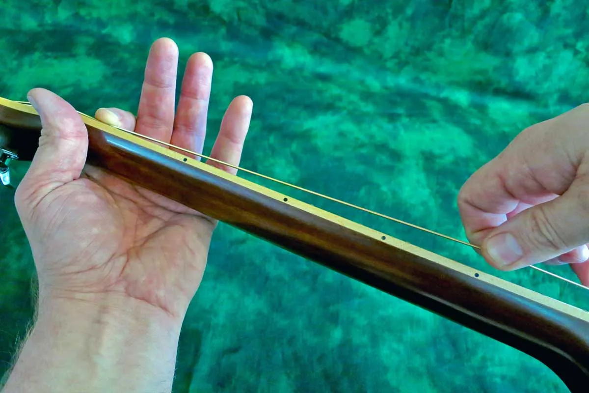 How To Stretch Guitar Strings Properly